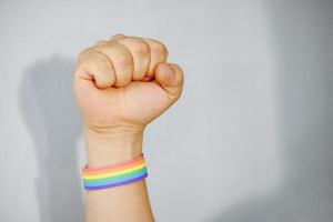 hombre con brazalete gay en la mano, luchando por los derechos lgbt foto