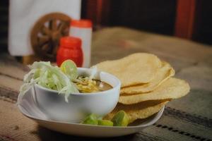 pozole verde, cocina tradicional mexicana, guiso de maíz foto