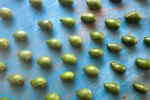 textura de aguacates con fondo vintage azul foto