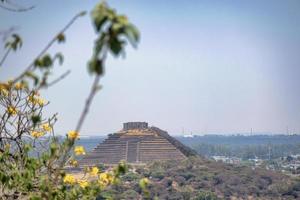 el pueblito piramide quertaro mexico zona arqueologica ruinas mayas pueblo hispano cielo azul lugar turistico pueblo magico punto historico foto