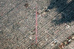 ciudad de méxico vista desde las alturas con zonas urbanas y zona de aterrizaje de aviones foto