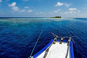 vista del paisaje de la playa del paraíso de maldivas desde el barco foto