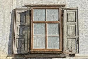 ventana de cabaña de cabaña de madera vintage foto