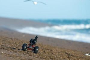 Dron terrestre terrestre con cámara mientras conduce en la playa foto