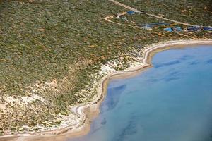 vista aérea del océano azul en shark bay australia foto