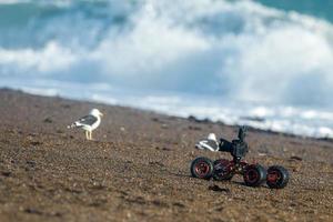 Dron terrestre terrestre con cámara mientras conduce en la playa foto