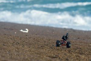 Dron terrestre terrestre con cámara mientras conduce en la playa foto