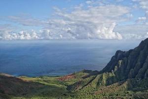 vista aérea de la costa de kauai napali foto