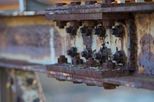 pernos hexagonales gigantes en el puente de hierro foto