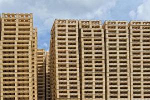 paletas de madera apiladas foto