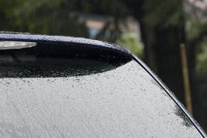 lluvia en la ventana de cristal del coche foto