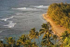 puesta de sol dorada en el sendero kalalau isla de kauai hawaii foto