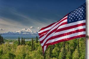 estrellas y rayas de la bandera americana de estados unidos en el fondo del monte mckinley alaska foto
