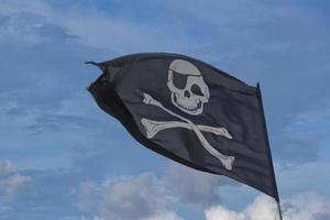 ondeando la bandera pirata jolly roger foto
