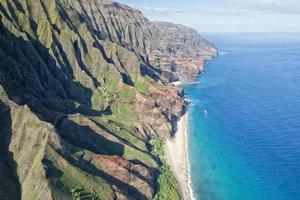 vista aérea de la costa de kauai napali foto