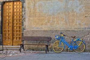 bicicleta vintage cerca de un banco de madera foto