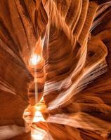 vista del cañón del antílope con rayos de luz foto