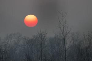 puesta de sol en invierno foto