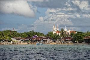 una iglesia en la playa del pueblo de pescadores de Indonesia foto