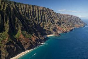 vista aérea de la costa de kauai napali foto