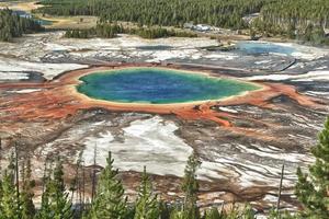 vista aérea del gran manantial prismático de yellowstone foto