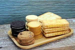 variedad de galletas con trocitos de chocolate en mesa de madera foto