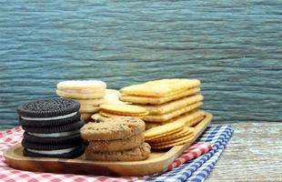 variedad de galletas con trocitos de chocolate en mesa de madera foto