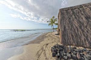 cabaña hawaiana en la playa foto