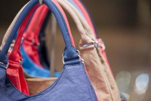 bolso mujer en tienda foto