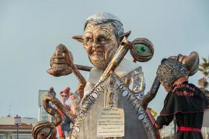 viareggio, italia - 17 de febrero de 2013 - desfile de carnaval en la calle de la ciudad foto