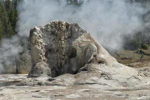 géiser activo de piedra amarilla foto