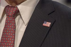 pin de estados unidos en vestido formal de presidente foto