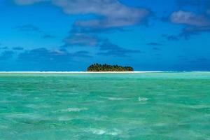 árbol de coco en la laguna maravillosa de la playa de polinesia foto