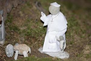 estatua de piedra del papa francisco foto