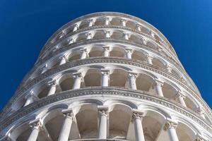 cúpula de pisa y torre inclinada vista detallada de primer plano foto