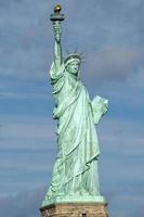 estatua de la libertad en el cielo azul profundo foto