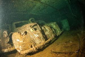 coche viejo dentro del naufragio del barco de la segunda guerra mundial en el mar rojo foto