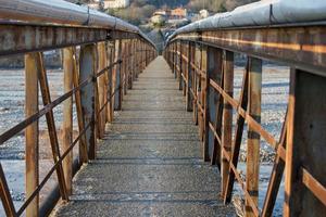 viejo puente metalico sobre un rio foto