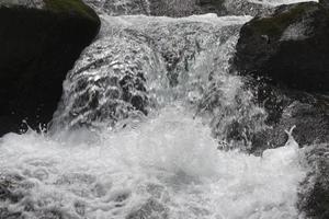 pequeña cascada de arroyo foto