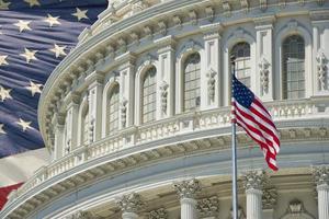 Detalle del capitolio de Washington DC con bandera americana foto