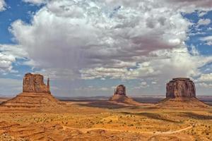 vista del valle del monumento arizona mientras llueve foto