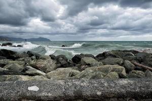 mar en tempestad sobre rocas foto