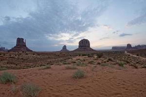 vista del valle del monumento arizona al amanecer con un maravilloso cielo nublado foto