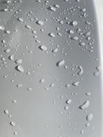 perspectiva de gotas de agua a través de la superficie de color blanco buena para fondos de contenido multimedia foto