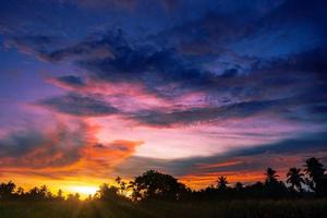 hermoso cielo al atardecer con nubes coloridas. foto