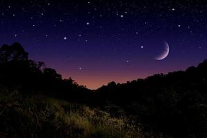 hermoso paisaje de naturaleza nocturna en la montaña foto