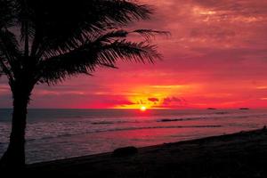 hermoso panorama de puesta de sol en la playa foto