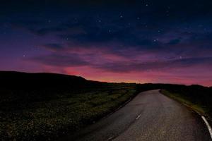 carretera vacía por la noche foto