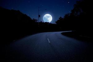 luz de la luna sobre la carretera foto