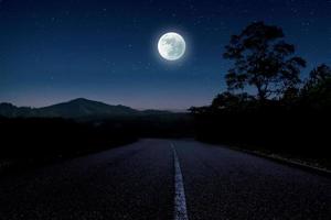 paisaje nocturno con carretera vacía. foto